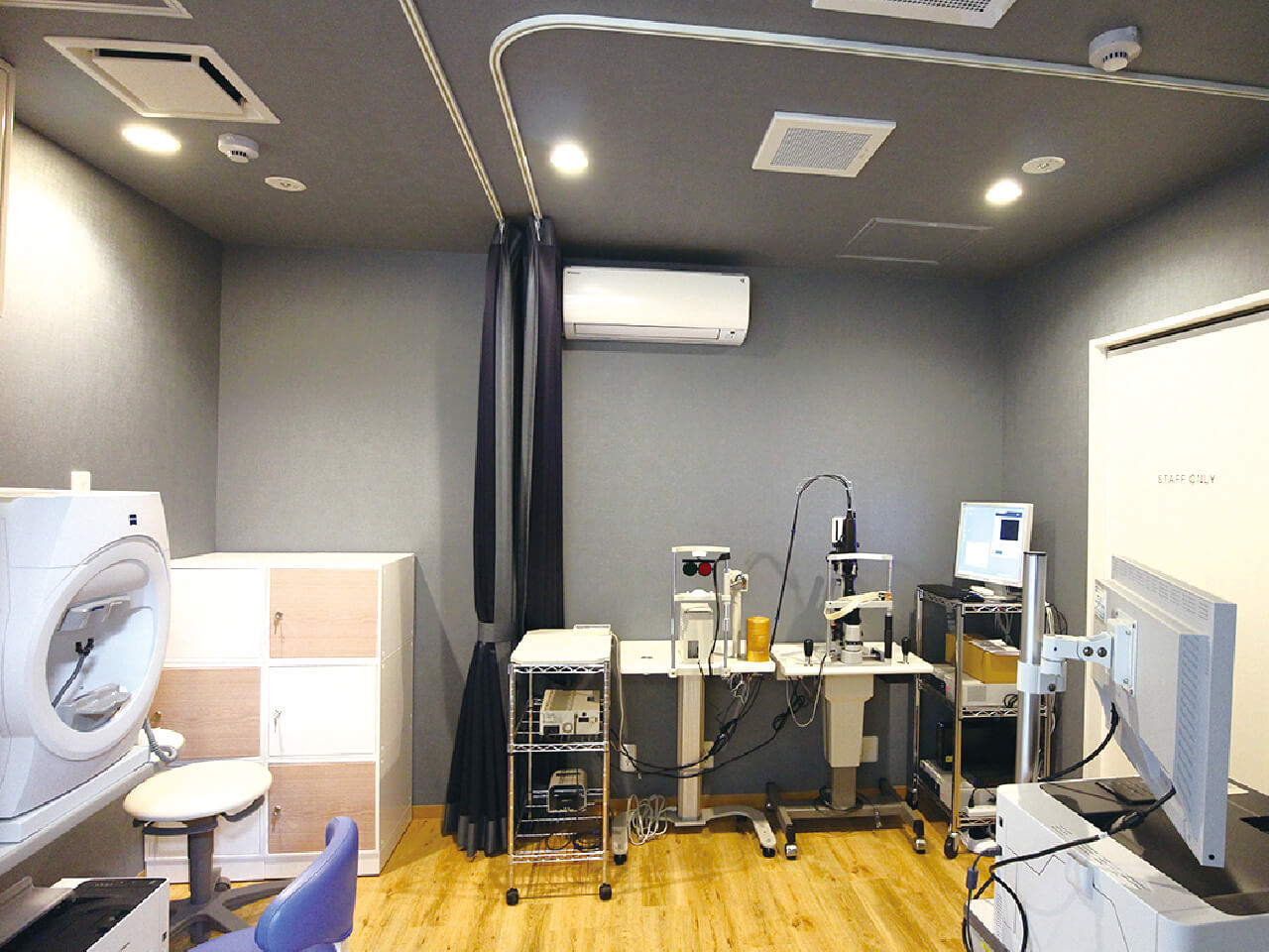 暗室検査室（グリーンレーザーとヘス赤緑検査装置）